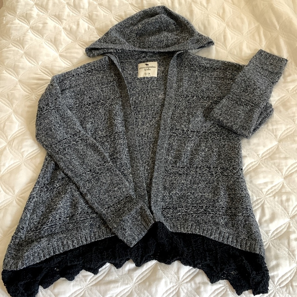 Adorable A&F kids hooded cardigan. Embroidered trim.Size 13/14. Great condition!